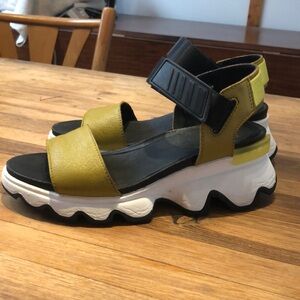 Sorel kinetic impact y-strap sandals